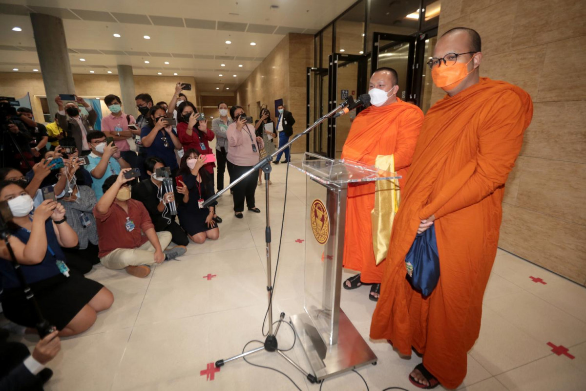 Bangkok Post - Monks told to stick to giggle quota on FB live