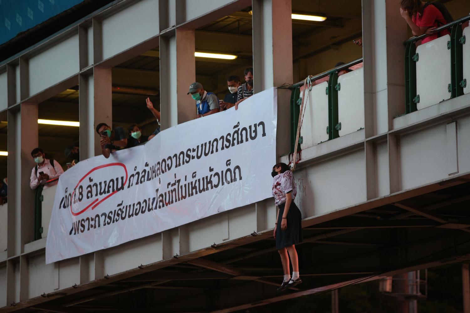 A campaign held at Asoke intersection in Bangkok by the Bad Students group. It portrays a student committing mock suicide to protest against the failure of on-line education. Pattarapong Chatpattarasill