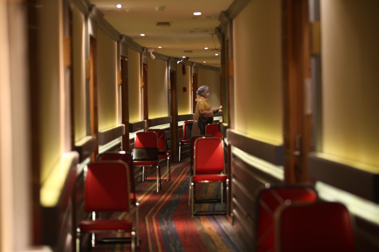 Food service during quarantine at Rattanakosin Hotel, an alternative quarantine hotel. (Photo: Apichart Jinakul)