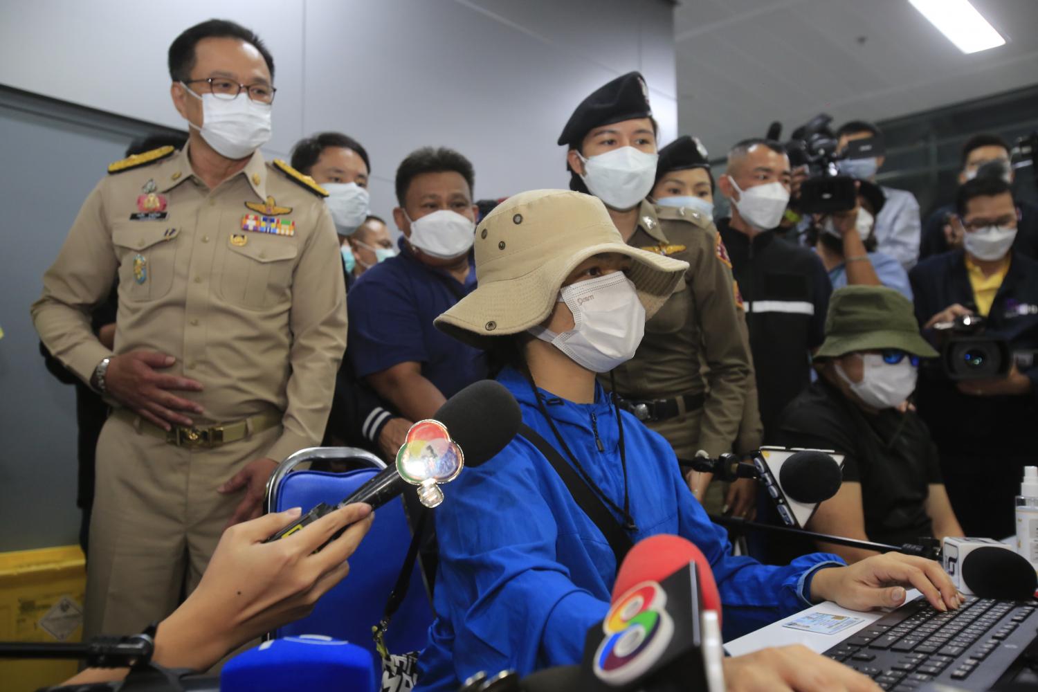 A female suspect shows how to key into a computer the names of people who allegedly paid her gang to get vaccinations at Bang Sue Grand Station. Six of seven members of the gang have been caught by the police. Pornprom Satrabhaya A female suspect shows how to key into a computer the names of people who allegedly paid her gang to get vaccinations at Bang Sue Grand Station. Six of seven members of the gang have been caught by the police. Pornprom Satrabhaya