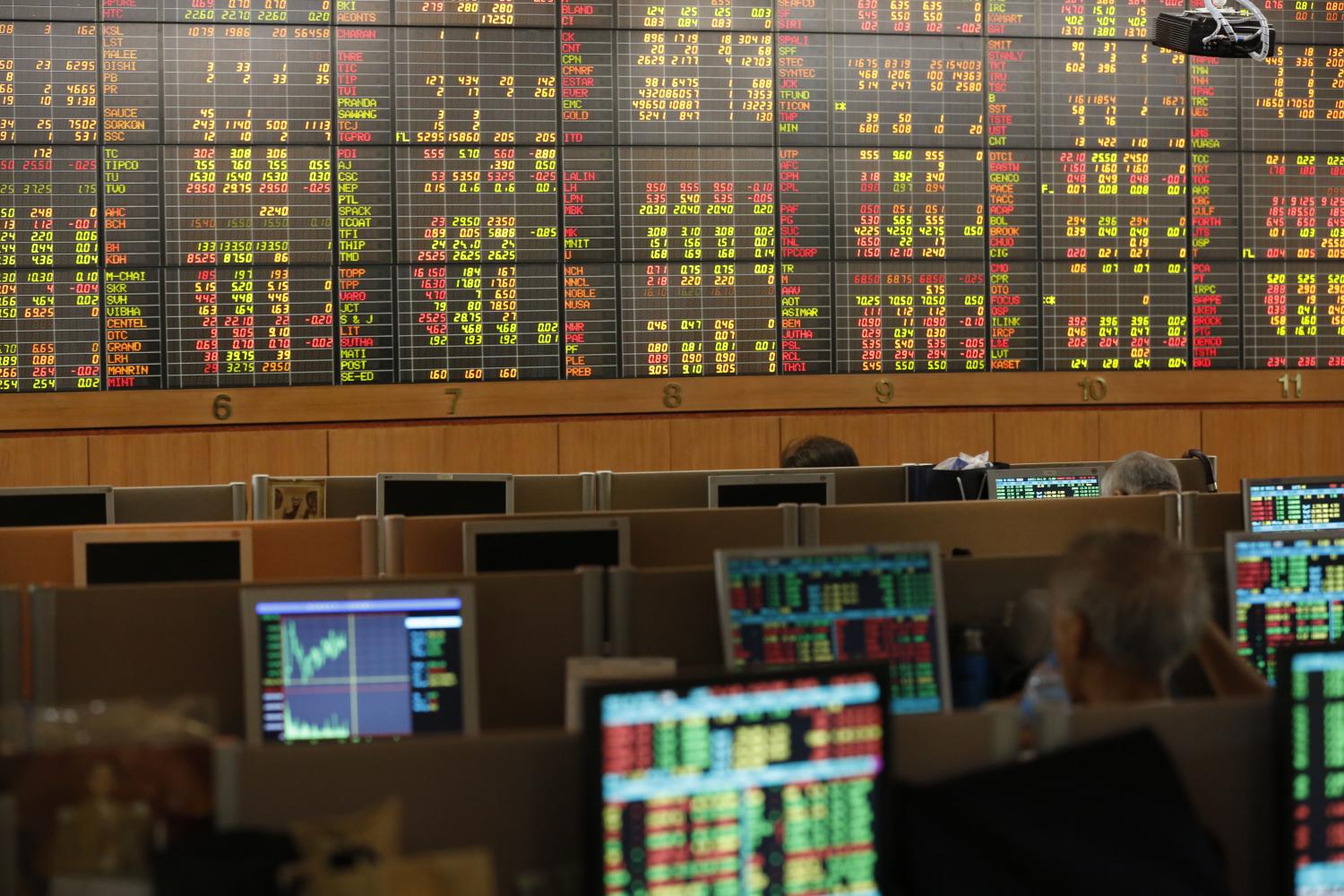 Investors monitor share price movements at Asia Plus Securities' headquarters on Sathon Road. The SET Index is expected to continue rising to 1,816 points as the economy recovers. (Photo: Pornprom Satrabhaya)