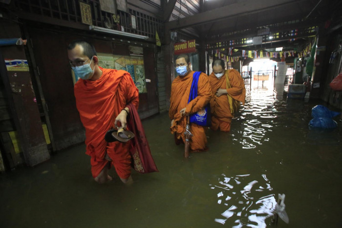 Flood warning for riverside areas