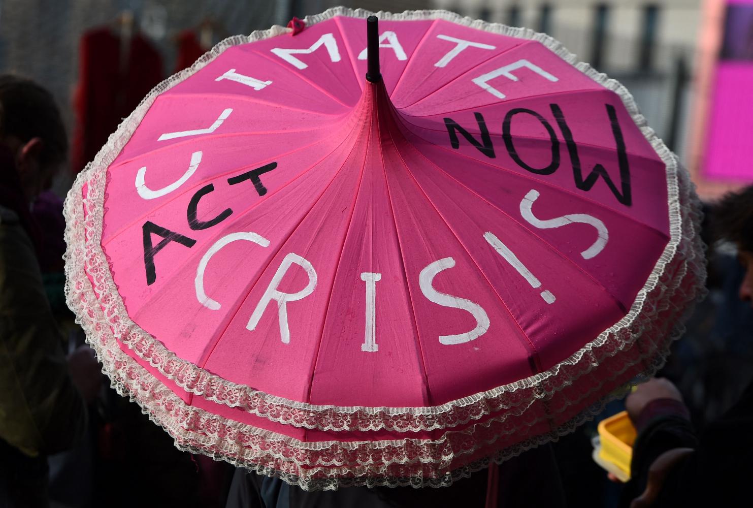 Climate activists demonstrate outside of the COP26 Climate Change Conference in Glasgow. A new draft statement called on nations to ease reliance on fossil fuels. (Photo: AFP) Climate activists demonstrate outside of the COP26 Climate Change Conference in Glasgow. A new draft statement called on nations to ease reliance on fossil fuels. (Photo: AFP)