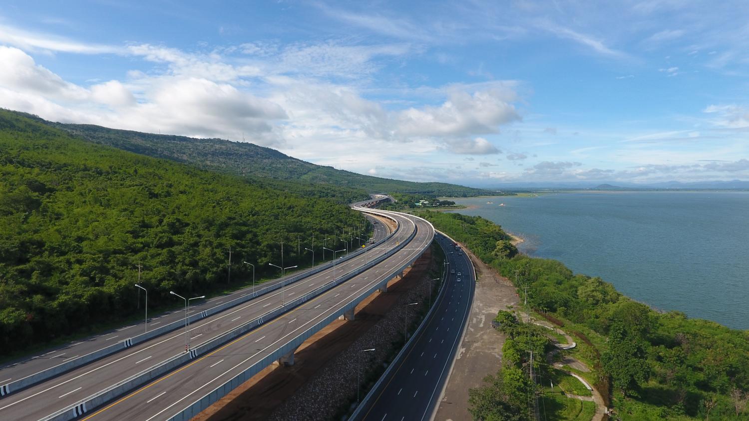 A section of Bang Pa-in-Nakhon Ratchasima motorway that passes alongside the Lam Takhong reservoir in Nakhon Ratchasima's Sikhiu district.