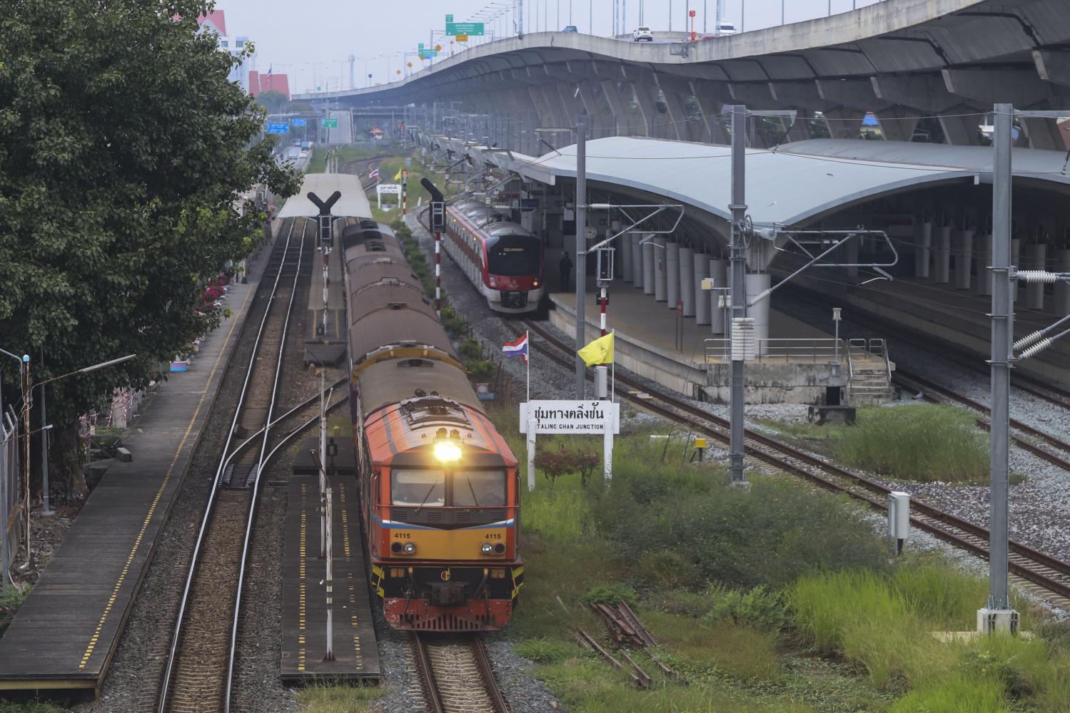 A Red Line commuter electric train and diesel rolling stock arrive at Taling Chan Station. The Red Line, which is the latest suburban railway to open in the capital, will operate out of Bang Sue Grand Station, which will replace the 105-year-old Hua Lamphong Station as Bangkok's main rail hub on Dec 23. (Photo: Arnun Chonmahatrakool)