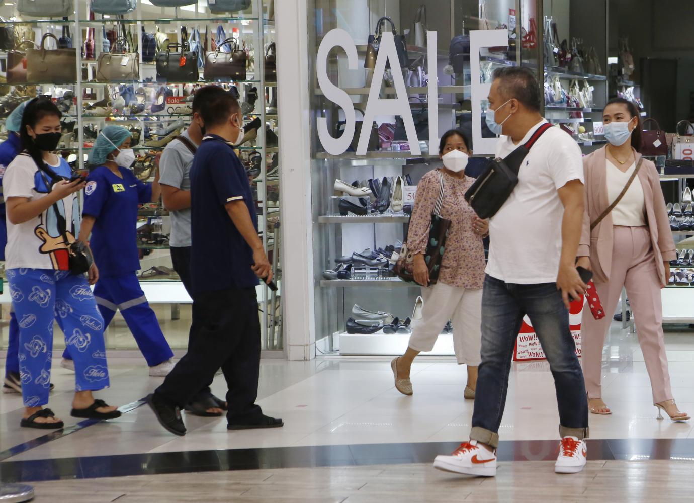 Shoppers at Future Park Rangsit in Pathum Thani province. Thailand's average headline inflation was 1.15% year-on-year and core inflation 0.21% for the first 11 months this year. (Photo: Apichit Jinakul)