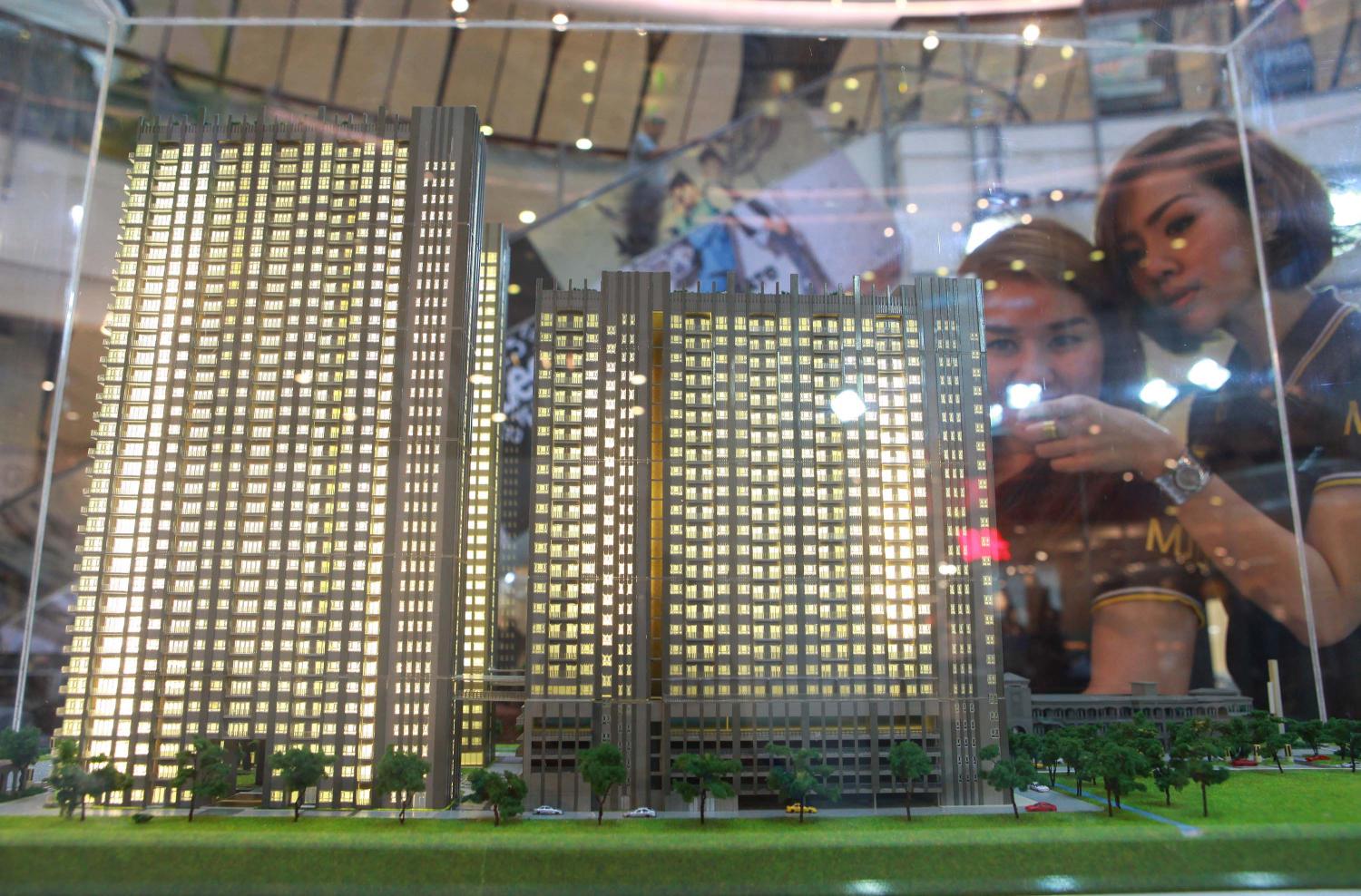 People browse a model of a high-end condo project at a living fair. According to research conducted by Terra Media and Consulting, the pandemic affected new home purchases for certain age groups. (Photo: Somchai Poomlard)