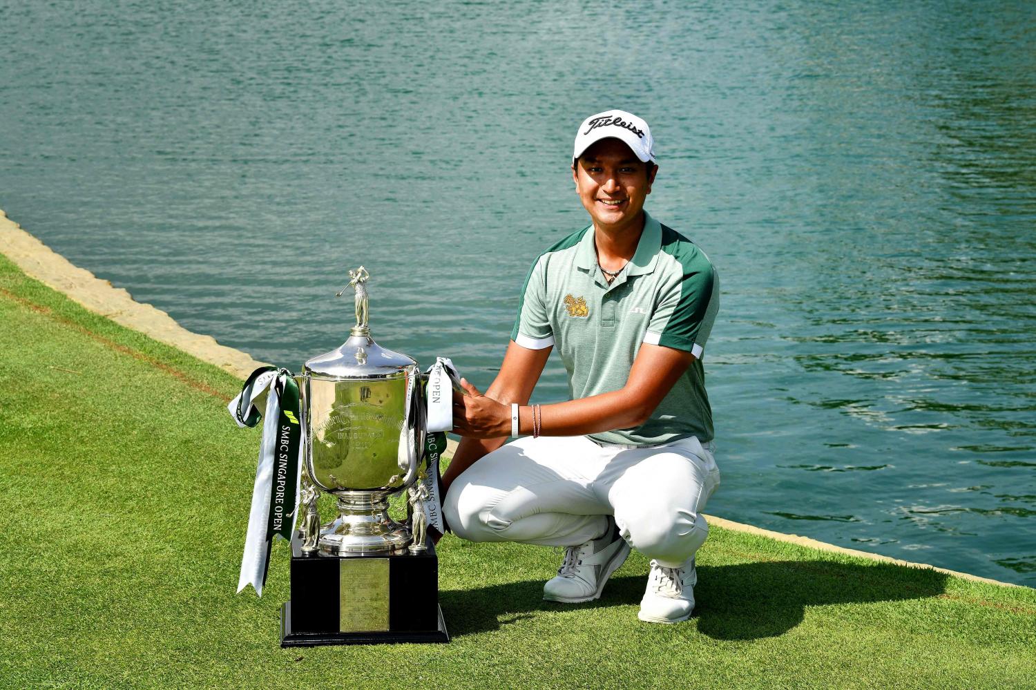 Sadom Kaewkanjana poses with the Singapore Open trophy at Sentosa Golf Club. afp PAUL LAKATOS Sadom Kaewkanjana poses with the Singapore Open trophy at Sentosa Golf Club. afp PAUL LAKATOS