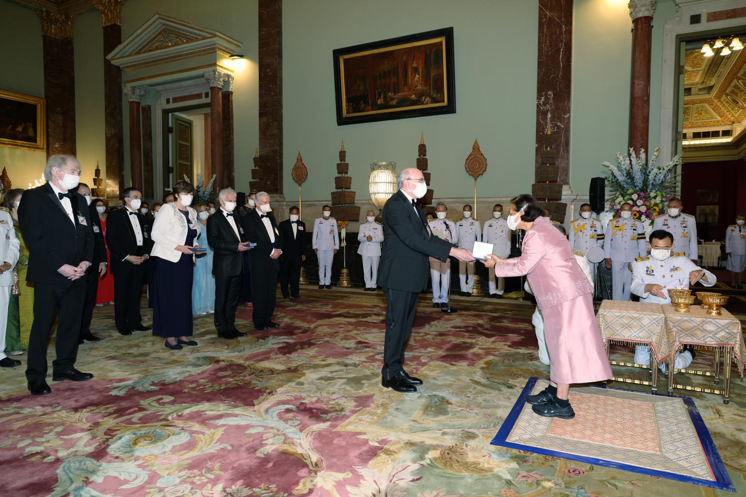 Her Royal Highness Princess Maha Chakri Sirindhorn, representing His Majesty the King, presents the 2020 and 2021 Prince Mahidol Award in the field of medicine to Prof Drew Weissman in the Chakri Throne Hall at the Grand Palace. Other award recipients in the field of medicine are Dr Valentin Fuster, Assoc Prof Katalin Kariko and Prof Pieter Cullis; while Dr Bernard Pecoul's prize was in the field of public health. (Photo courtesy of the Royal Household Bureau)