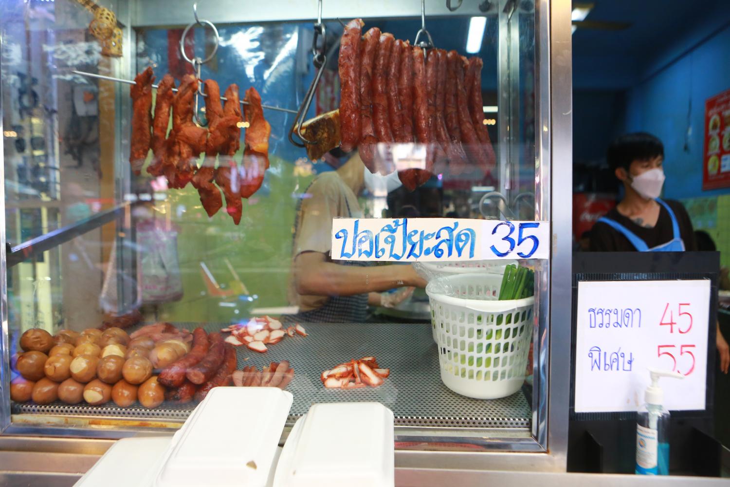 Food vendors along Silom Road in Bangkok hiked food prices by 5-10 baht in mid-January because of a surge in product prices. However, many business operators are not planning to increase prices over the next three months.  Somchai Poomlard