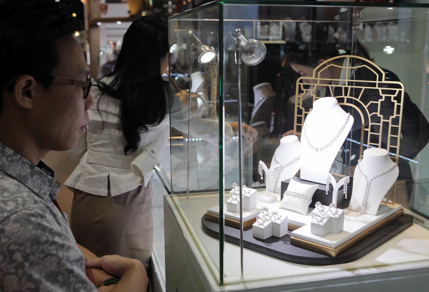 A visitor examines pieces of jewellery on display at the most recent edition of Bangkok Gems & Jewelry Fair. (Bangkok file photo)