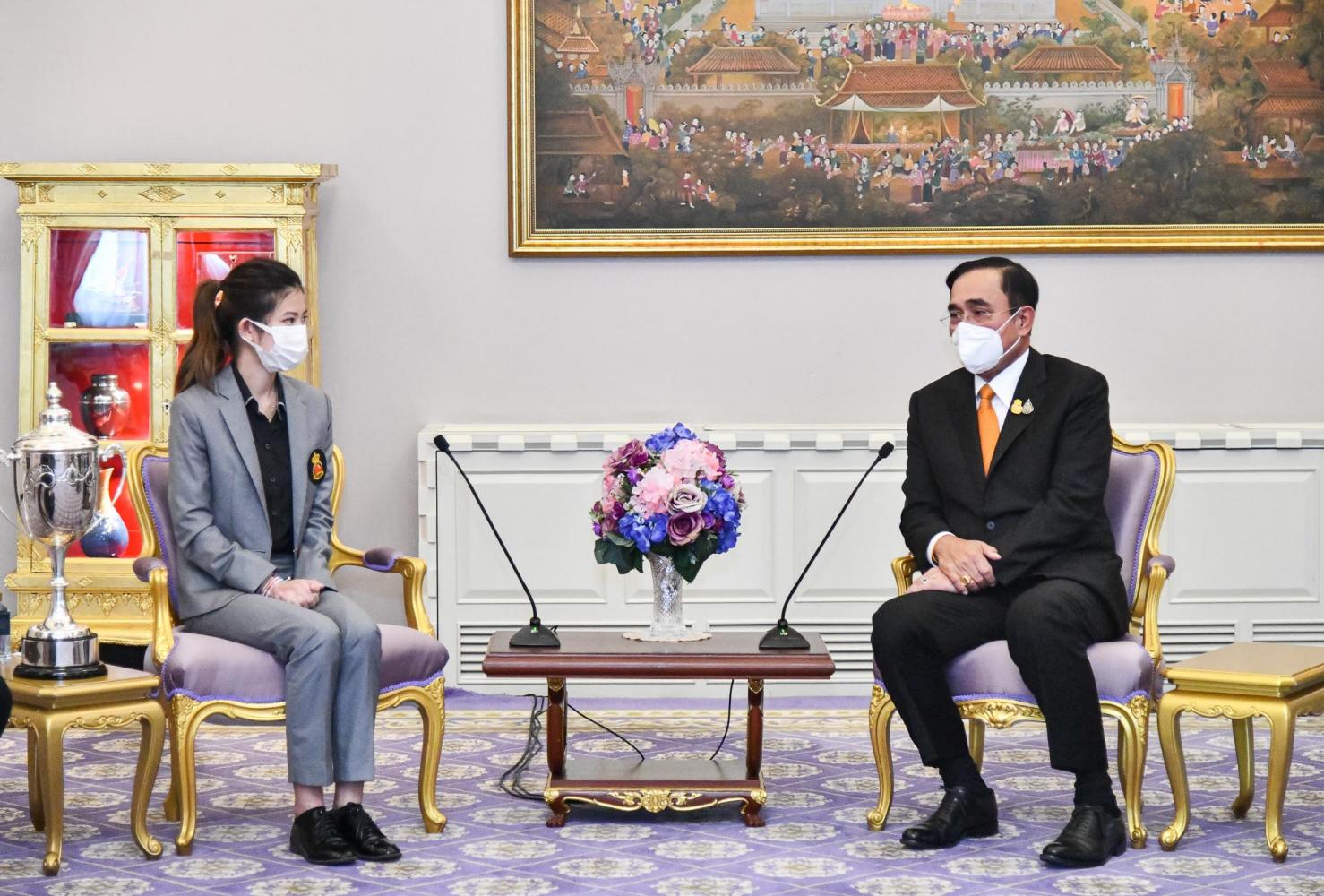 Prime Minister Prayut Chan-o-cha talks to world snooker champion Nutcharut Wongharuthai at Government House yesterday. (Government House photo) Prime Minister Prayut Chan-o-cha talks to world snooker champion Nutcharut Wongharuthai at Government House yesterday. (Government House photo)
