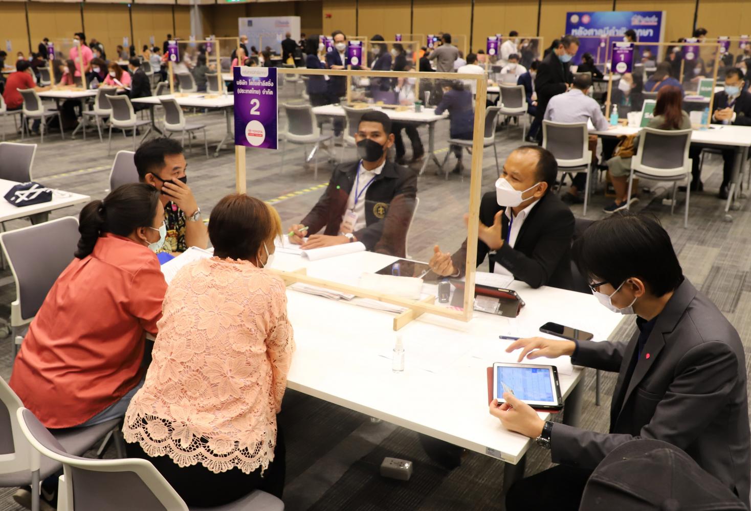 The atmosphere at a household debt reconciliation fair held at Bitec Bang Na on Feb 25 to assist people with debt and personal loans. Household debt reached 14.4 trillion baht in the third quarter of 2021. (Photo: Apichit Jinakul)