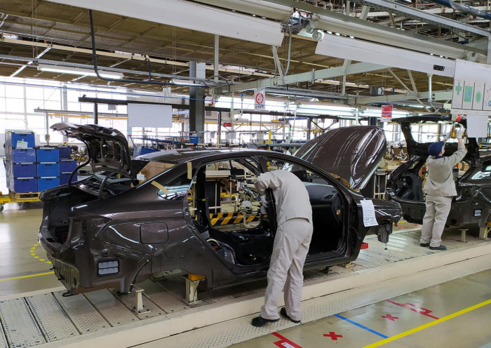 Iconic Russian Car Maker, Known for Cold War Self-Reliance, Halts Production - Vimarsana News