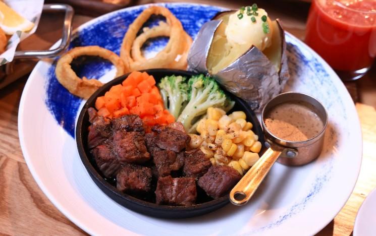 Sizzler introduces a new menu with sizzling diced Australian Angus beef served on a hot plate with an original pepper sauce for 499 baht.