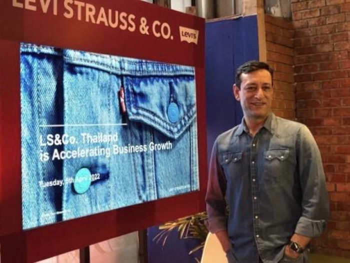 Levi Strauss decides to go it alone in 