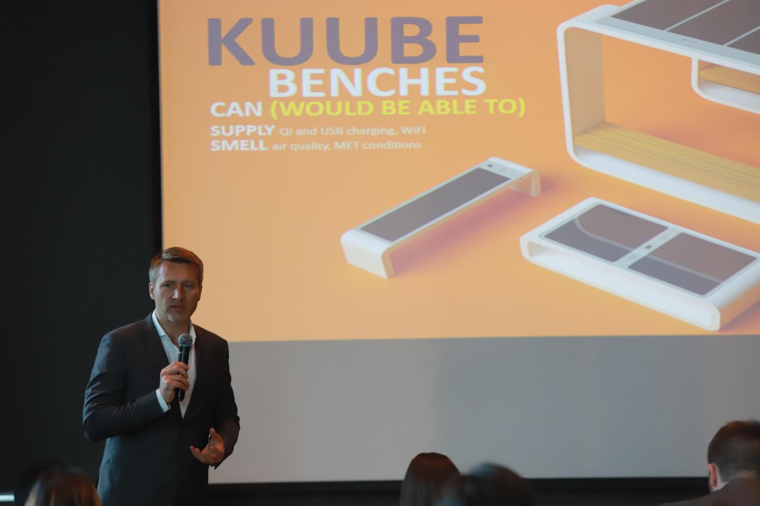 Akube Sarenczky, Kuube, tegnap a Magyar-Thaiföld Smart City Fórumon mutatta be cége termékeit. Somsai Boomlord Akube Sarenczky, Kuube, tegnap a Magyar-Thaiföld Smart City Fórumon mutatta be cége termékeit. Somsai Boomlord