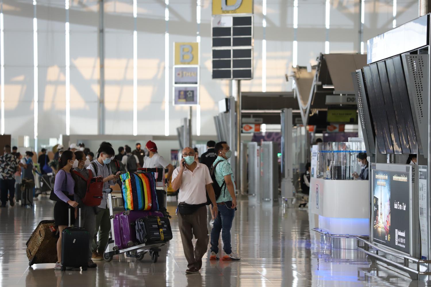 Tourists return to Suvarnabhumi airport in April 2022. According to the TCT, the number of tourists is estimated to increase with the abolition of the Thailand Pass system. (Photo: Wichan Charoenkiatpakul)