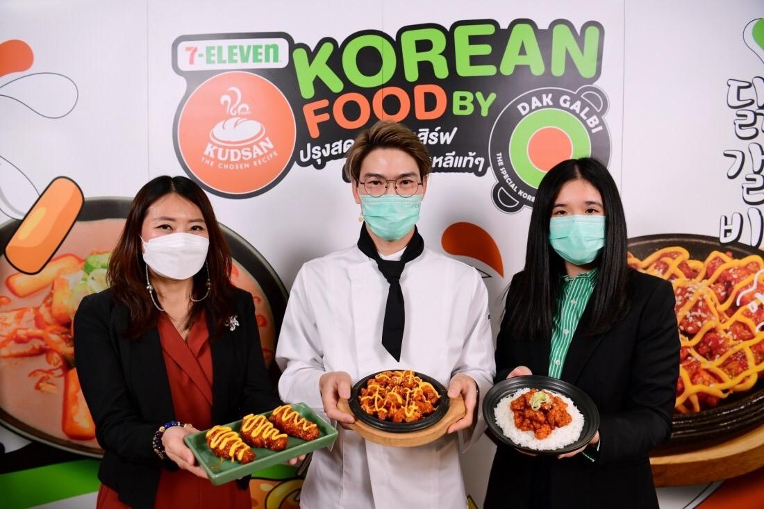 Ms Kanokorn, left, and Ms Preeyawan, right, announce a collaboration to provide freshly cooked Korean dishes at Kudson cafes, on the second floor of some 7-Eleven stores across the country.