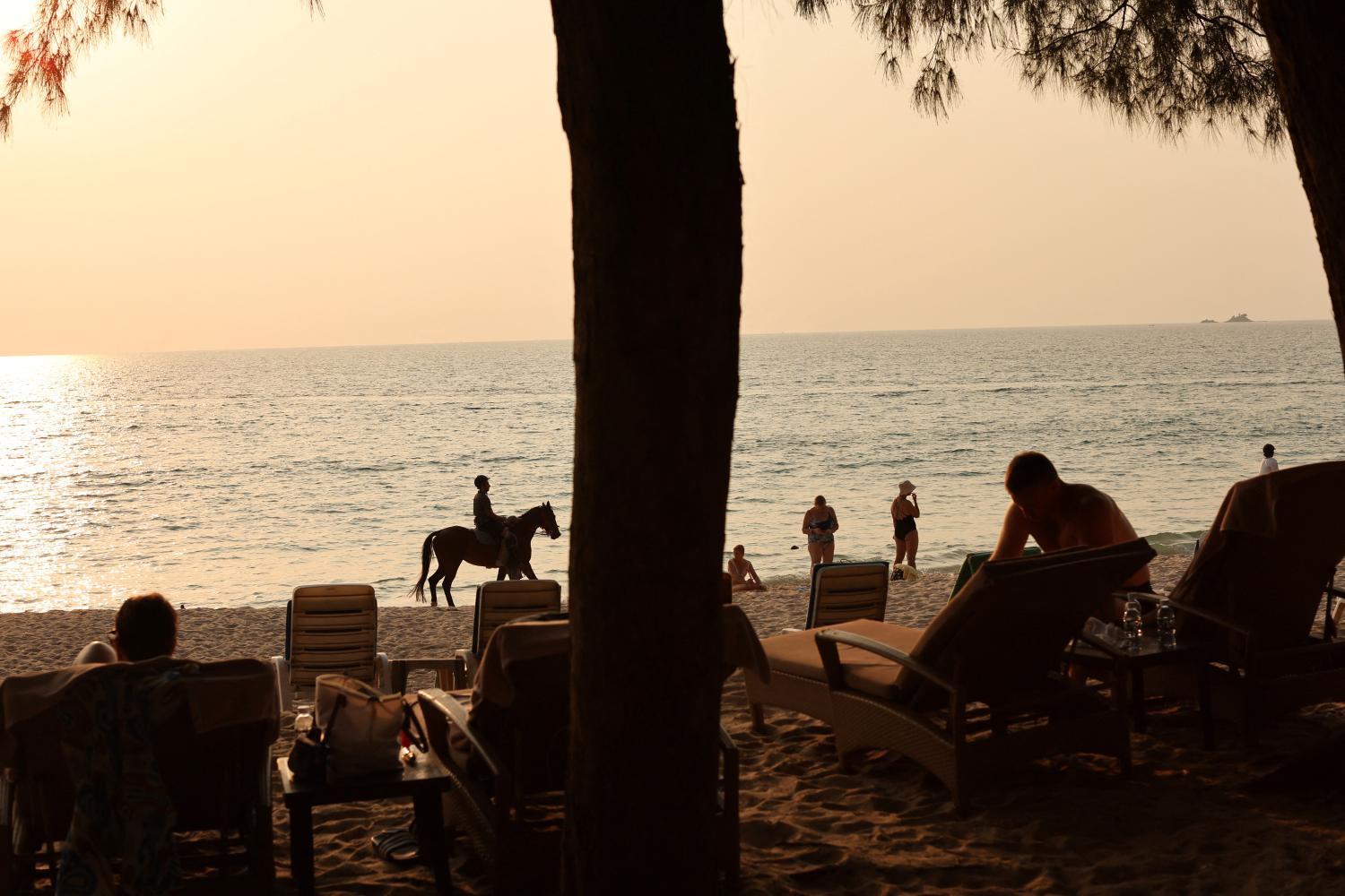 Russian tourists relax on a beach in Phuket on March 12, 2022. (Photo: Reuters)