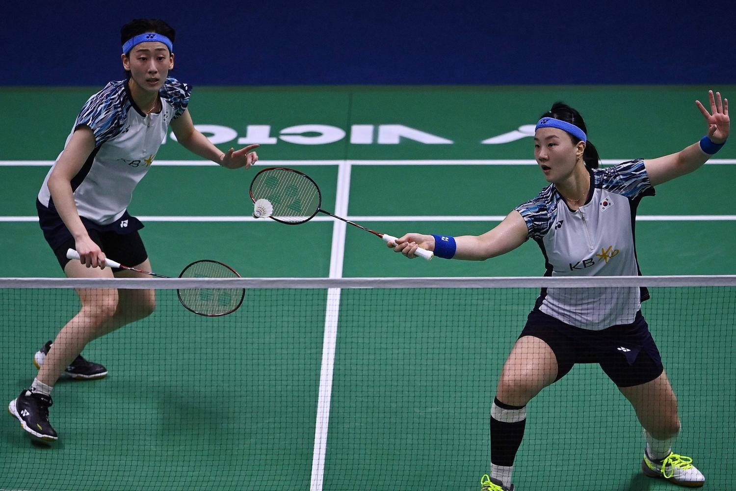 South Korea's Lee So-Hee (left) and Shin Seung-Chan in action against China's Chen Qingchen and Jia Yifan. (AFP photo)