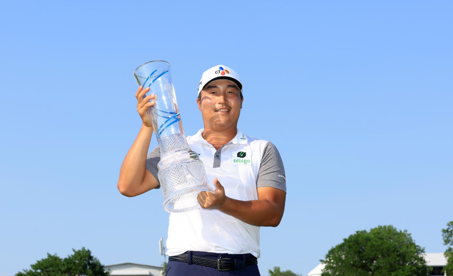 일요일에 바이런 넬슨 컵과 함께 서 있는 KH Lee. 앱 일요일에 바이런 넬슨 컵과 함께 서 있는 KH Lee. 앱