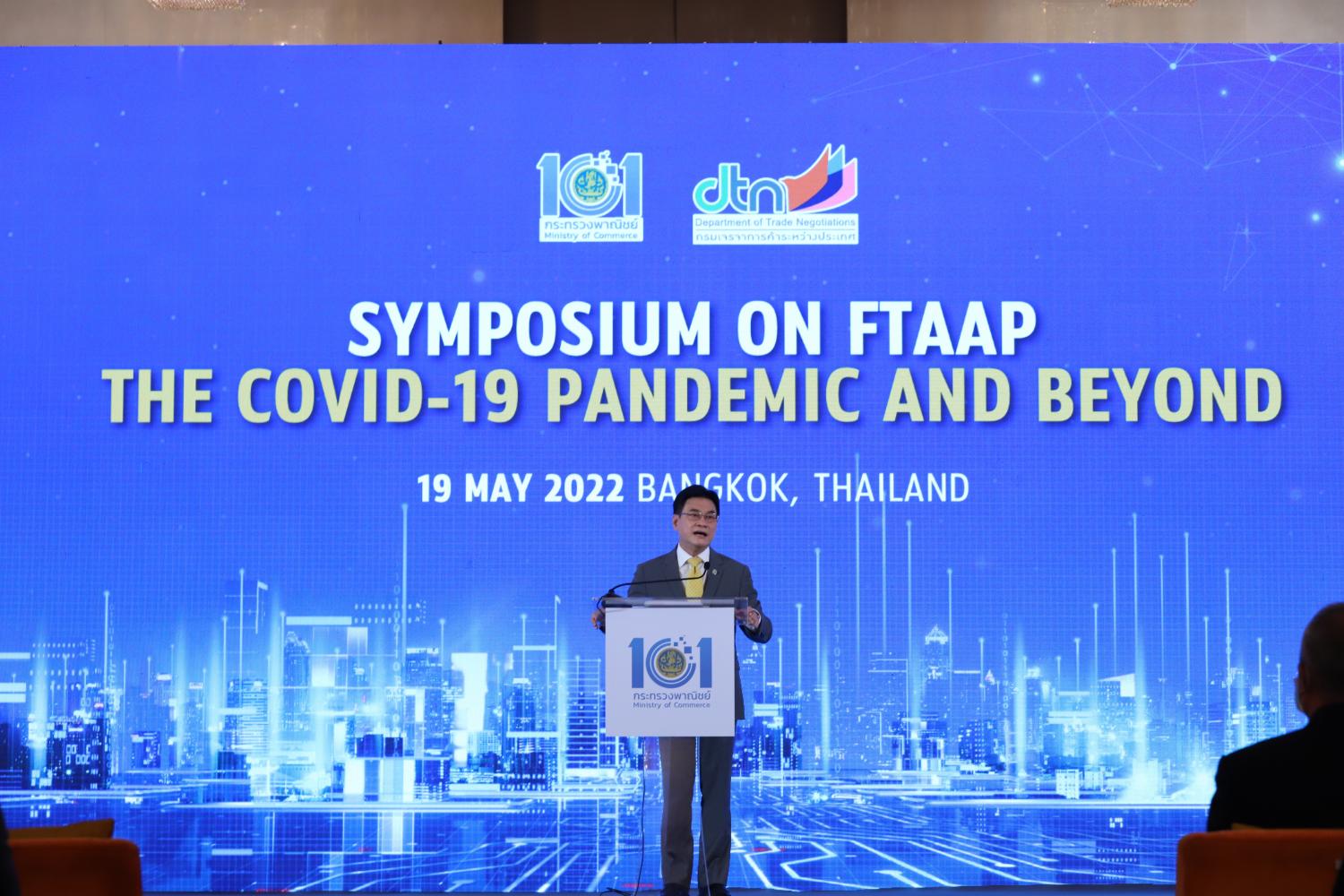 Mr Jurin gives a keynote address at the symposium for FTAAP, the Covid-19 pandemic and beyond. (Photo: Wichan Charoenkiatpakul)