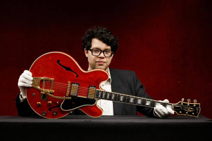 Guitar that broke up Oasis sells for B14mn - Vimarsana News