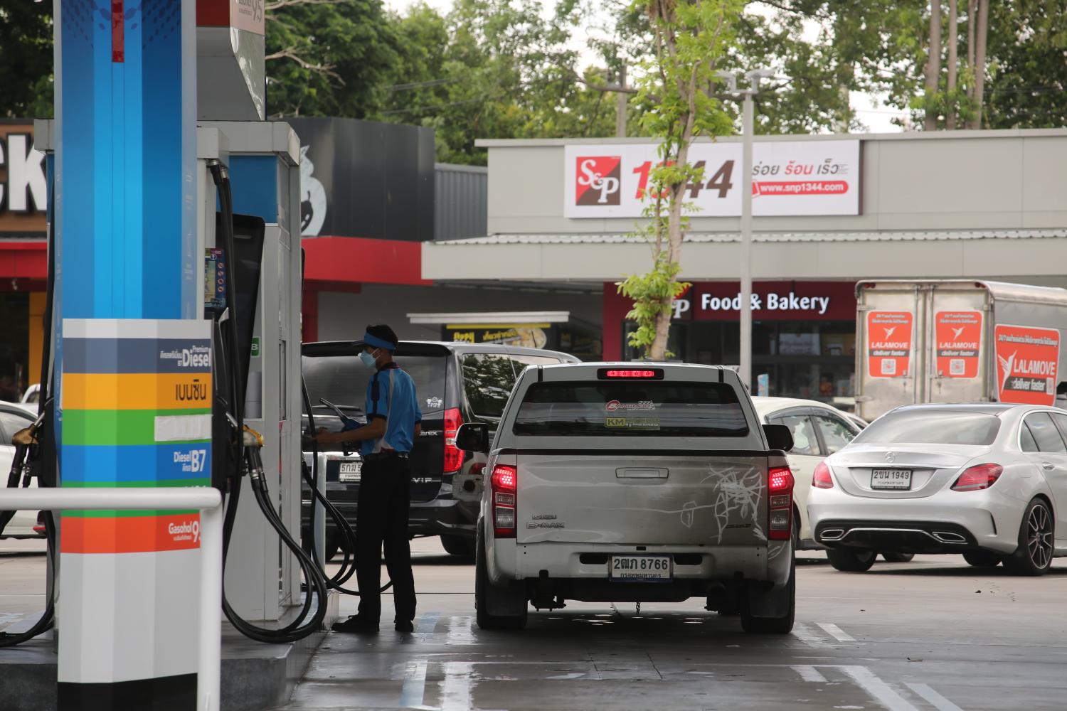 A pickup refuels at a PTT station in Bangkok. The government recently decided to cut the excise tax on diesel by 5 baht per litre from May 21 to July 20. Pornprom Satrabhaya