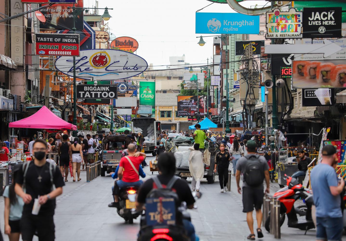 Bangkok's bustling backpacker district of Khao San Road on Friday. (Photo: Pattarapong Chatpattarasill)