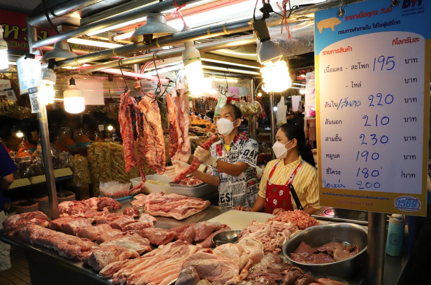 A vendor at Bang Yai fresh market in Nonthaburi displays higher pork prices.  (Photo: Pattarapong Chatpattarasill)