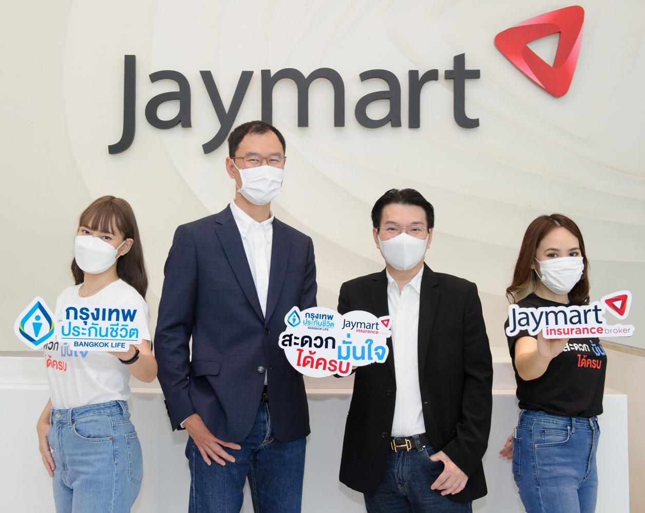 Mr Chone, centre left, and Piya Pong-acha, co-chief executive of Jay Mart, centre right, at the launch of the collaboration.