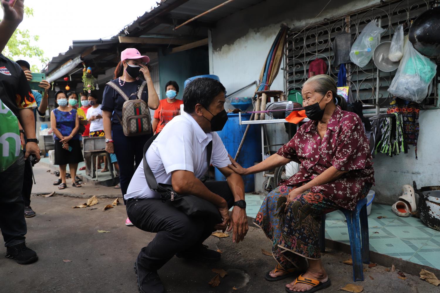 Chadchart tours Klong Toey district