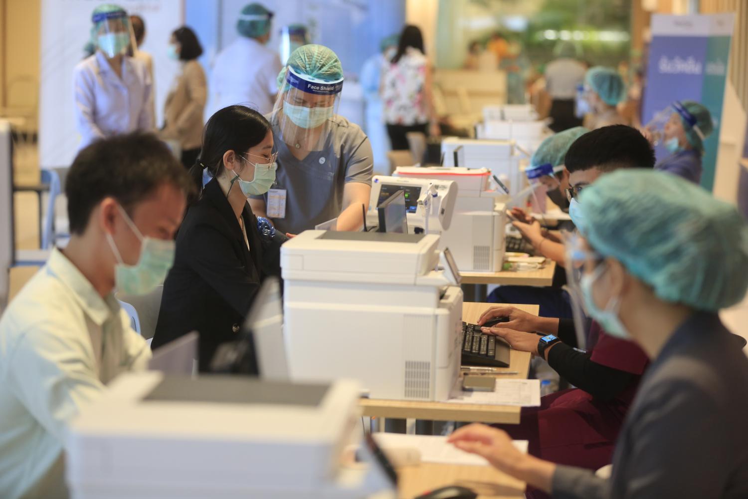 Medical personnel provide services to outpatients at a private hospital in Bangkok.  (Photo: Pornprom Satrabhaya)