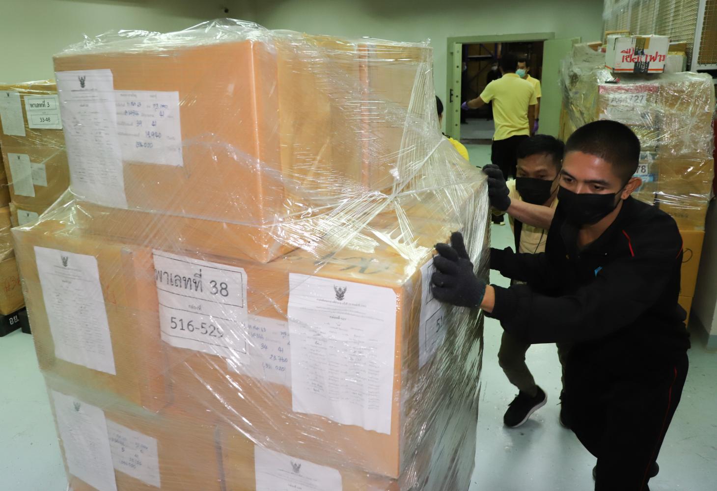 Staff move seized narcotics from a storage unit of the Food and Drug Administration to be inspected before being incinerated at Samut Prakan's Bang Pu industrial estate.  (Photo: Pattarapong Chatpattarasill)