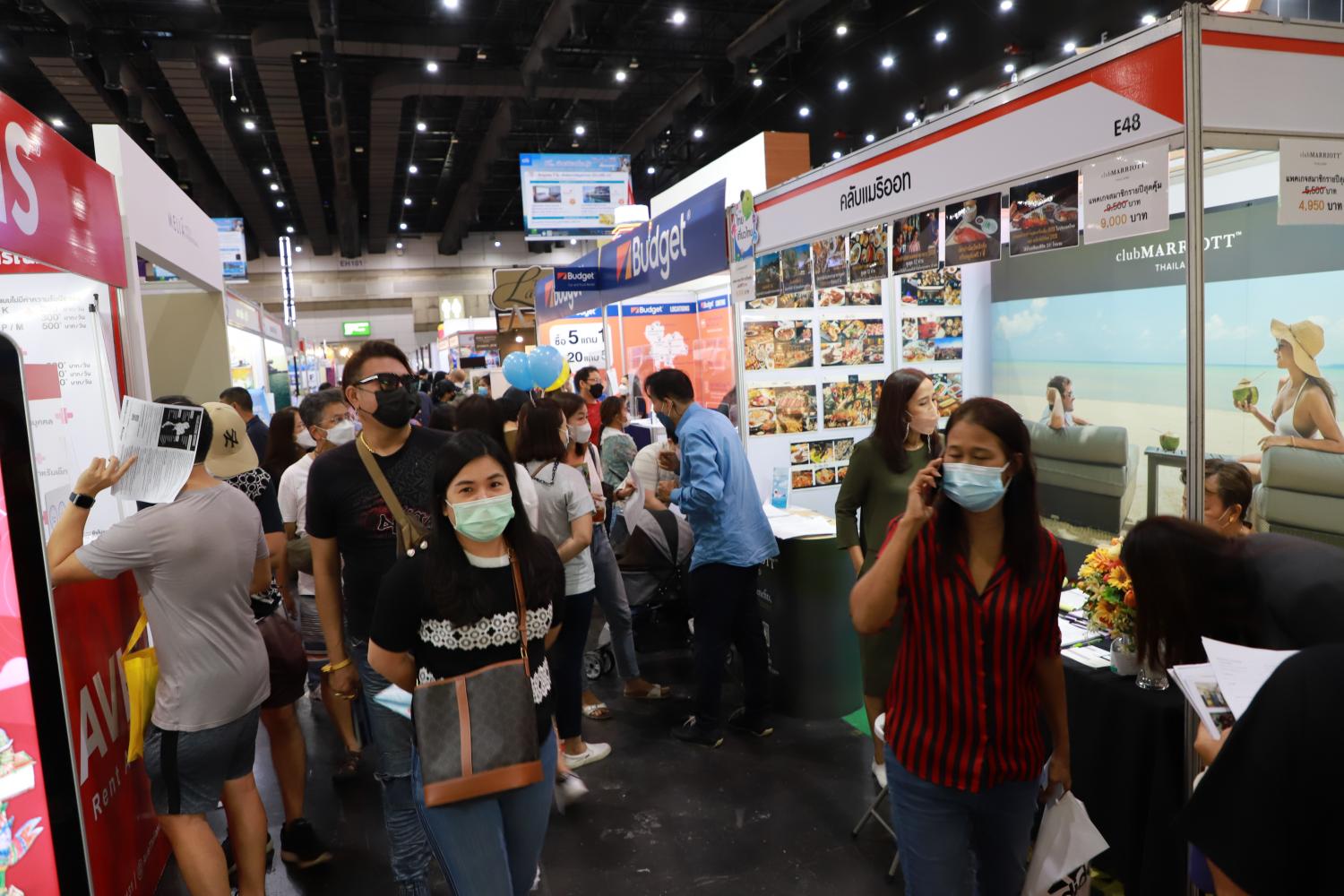 People look for domestic travel deals at the Thai Tiew Thai fair 2022 which took place last week. (Photo: Somchai Poomlard)