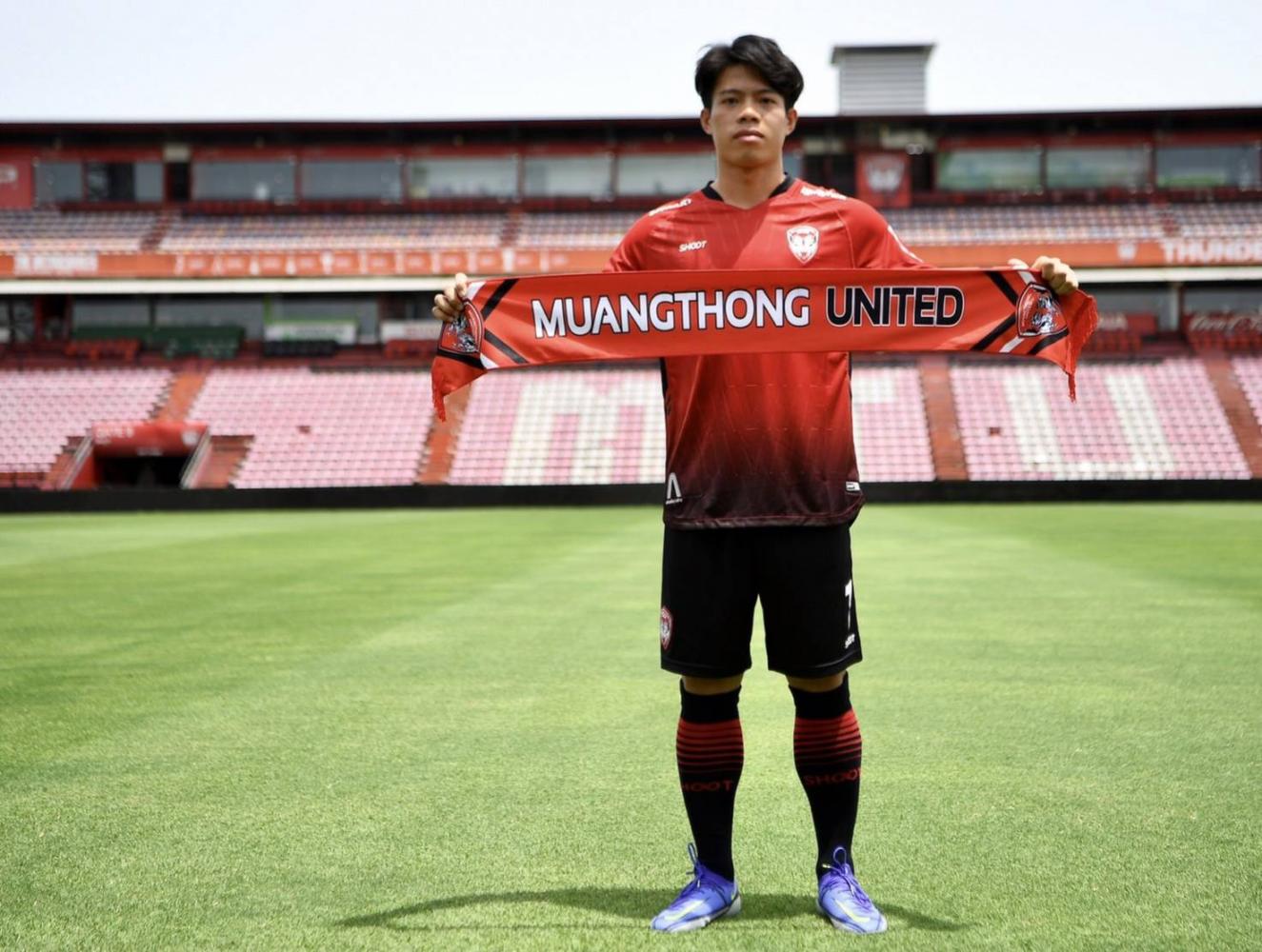 Muang Thong snap up Ekanit