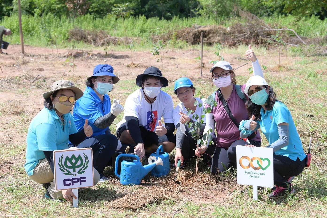 Charoen Pokphand Foods PLC (CPF) staff, and students, teachers and parents from Concordian International School (CIS) at the CPF Rak Nives project in Lop Buri. (CPF photos)