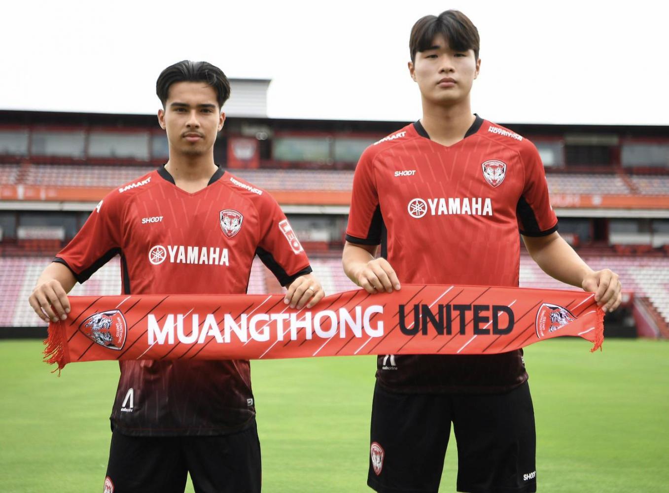 Muang Thong's new players Ronan Pluijmen (left) and Hong Sung-Wook.