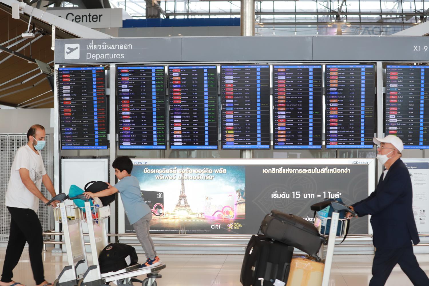 International passengers make their way through a terminal at Suvarnabhumi airport.  (Photo: Somchai Poomlard)