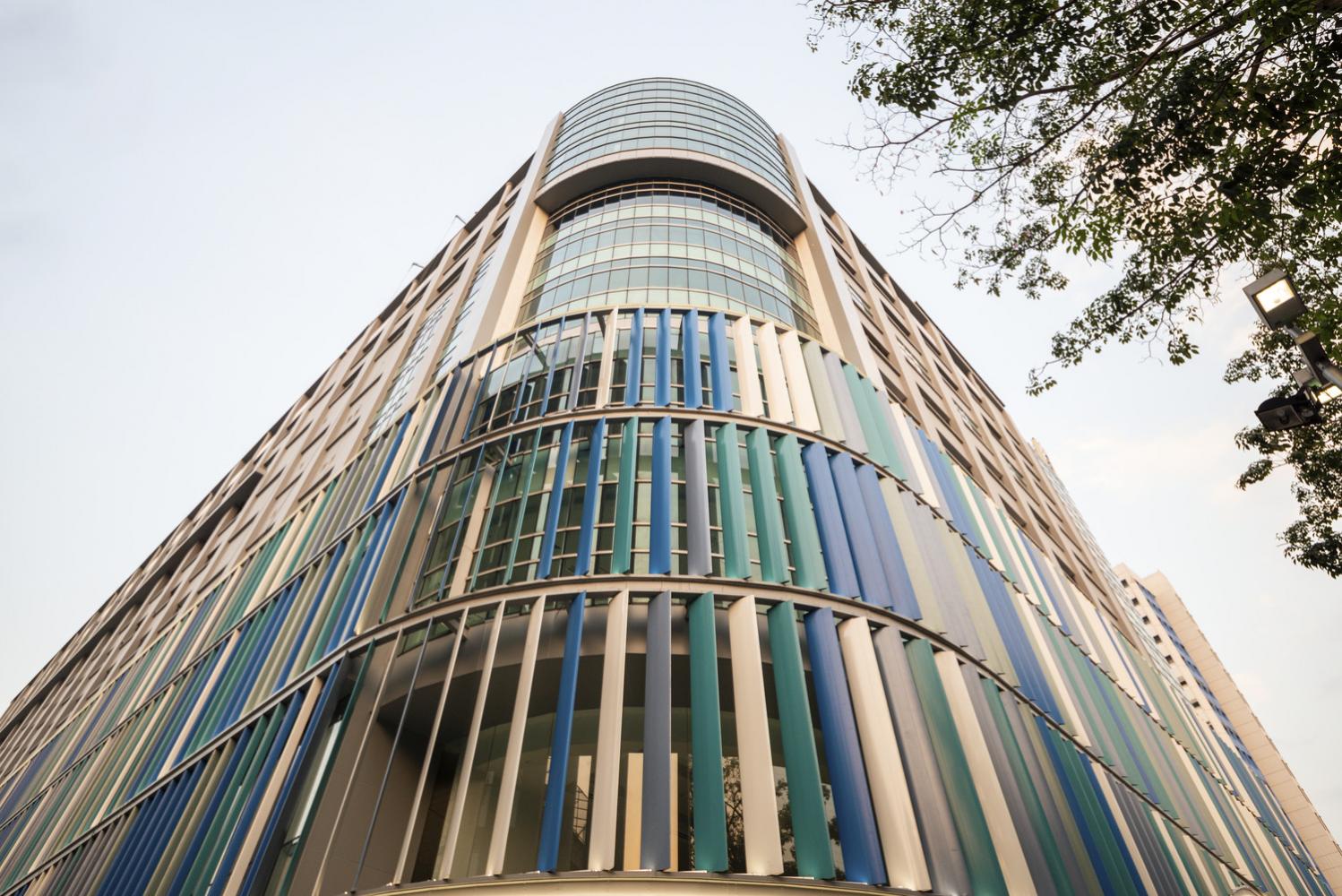 A building forming part of Thonburi Bamrungmuang Hospital in Bangkok was designed by dwp.