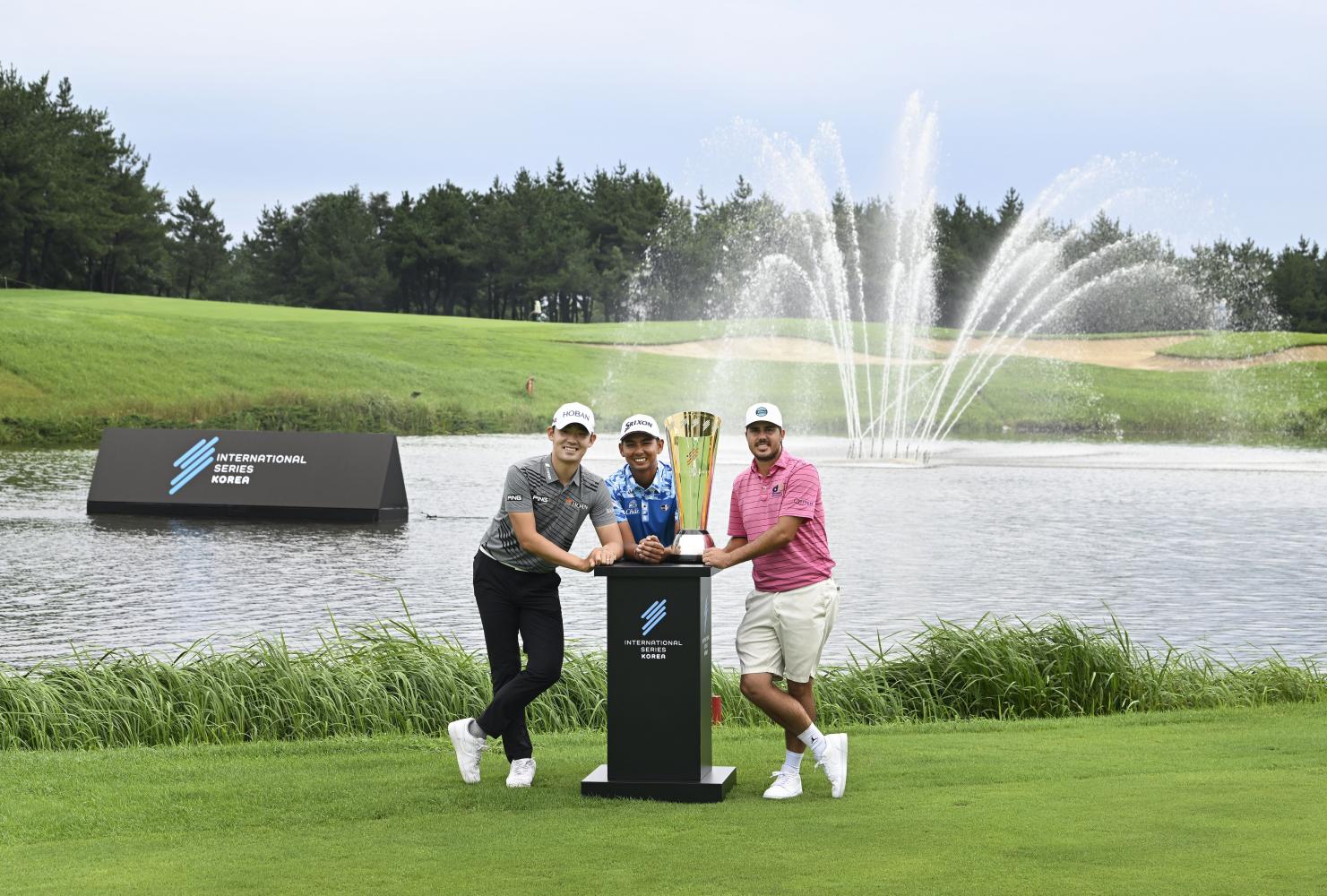 Golfers, from left, Kim Bi-O of South Korea, Nitithorn Thippong from Thailand and Chase Koepka of the US pose with the trophy at the Lotte Skyhill Country Club in Jeju, South Korea yesterday, ahead of the International Series Korea.