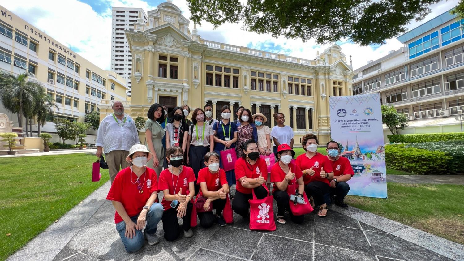 The Ministry of Tourism and Sports concluded the 60th Apec Tourism Working Group Meeting by visiting interesting tourist attractions in Bangkok, such as Talat Noi and Suan Sampran.