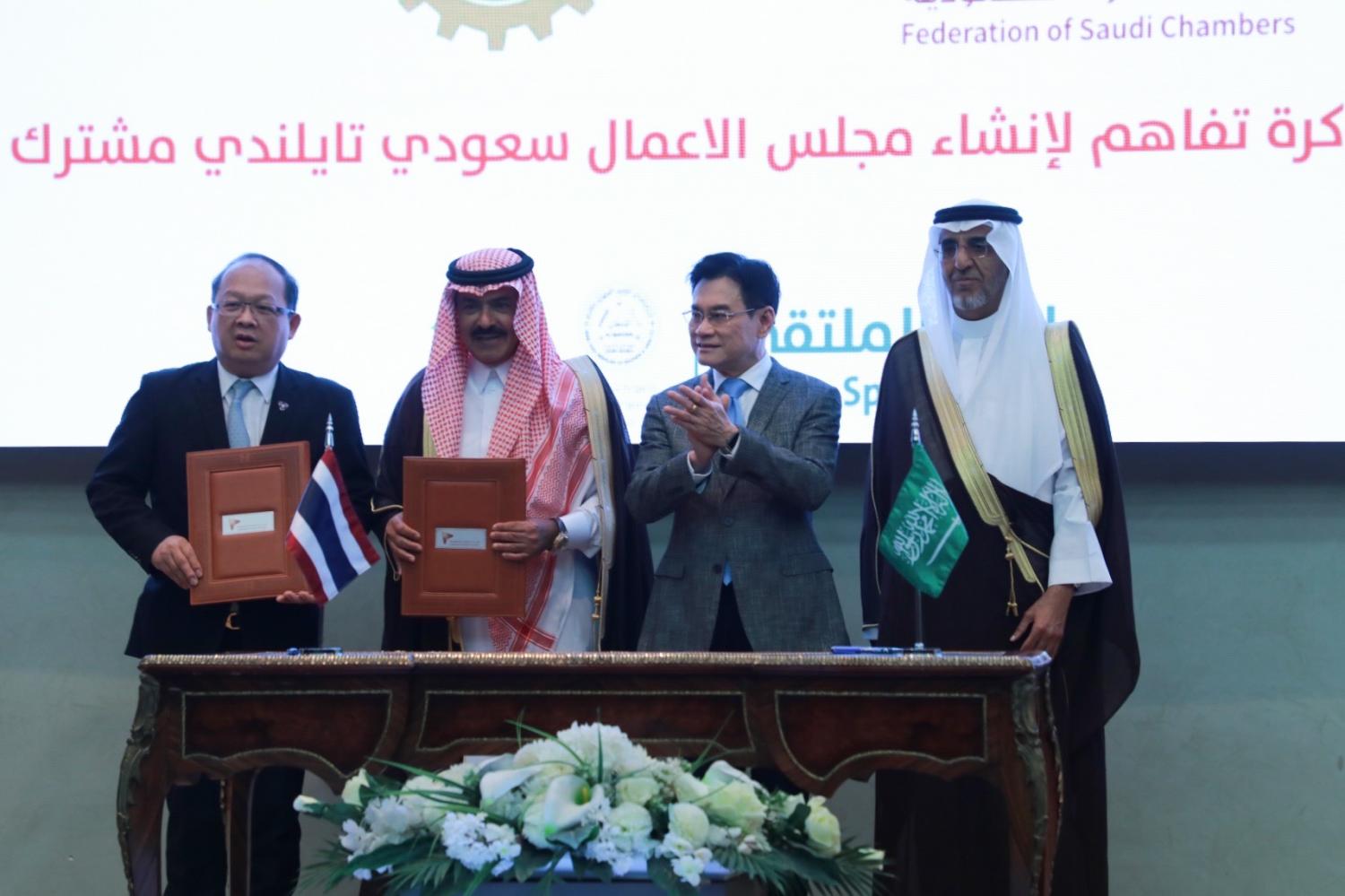 Mr Jurin, centre right, and Mr Al-Ajlan, centre left. Mr Jurin predicts business deals between Thailand and Saudi Arabia will reach 10 billion baht within one year of the establishment of the Thai-Saudi Business Council.