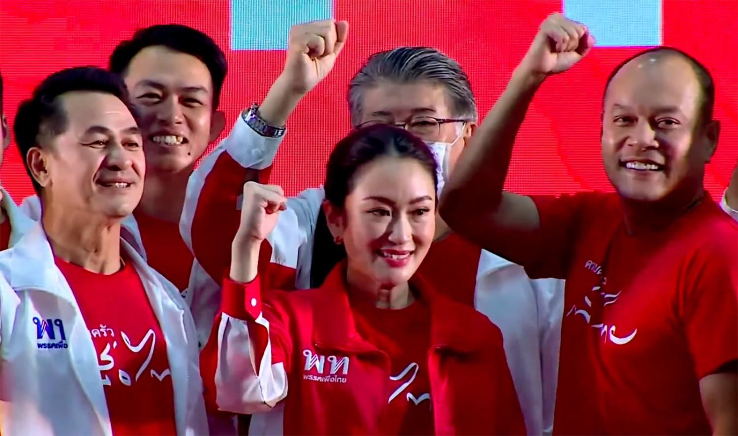 High hopes: Paetongtarn Shinawatra, centre, poses with party leader Dr Cholnan Srikaew, left, and Nattawut Saikuar, right, yesterday during their tour of Chiang Mai.