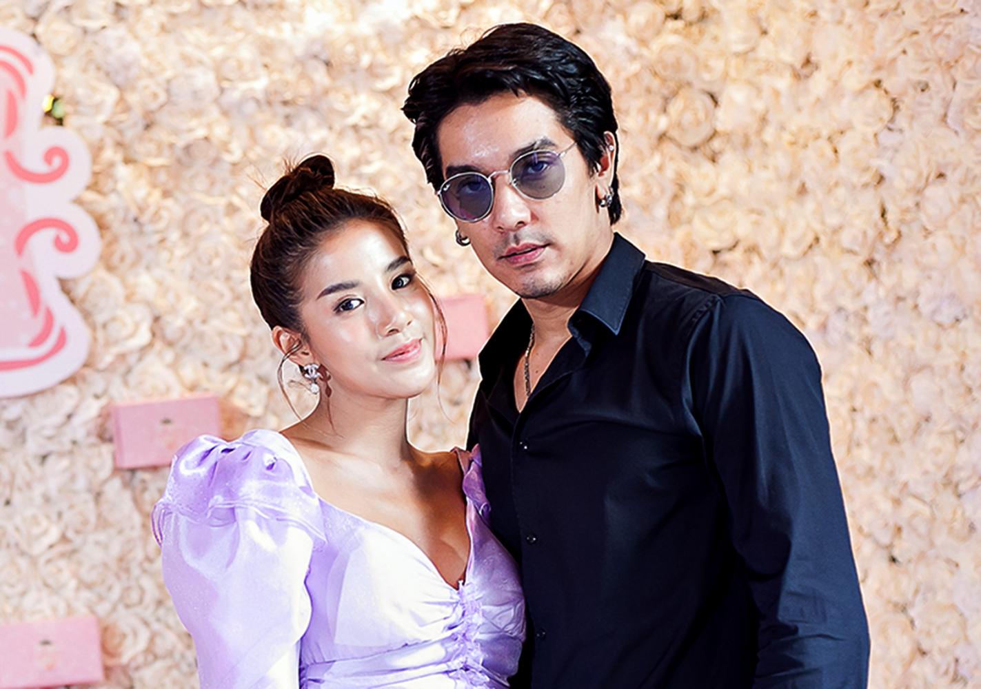 Pattanapon aka 'DJ Man' Minthakhin and his singer-wife Suteewan 'Baitoey' Thaweesin met Department of Special Investigation investigators on Wednesday to acknowledge three charges in connection with the Forex-3D online Ponzi fraud. Bitoeysiam Instagram