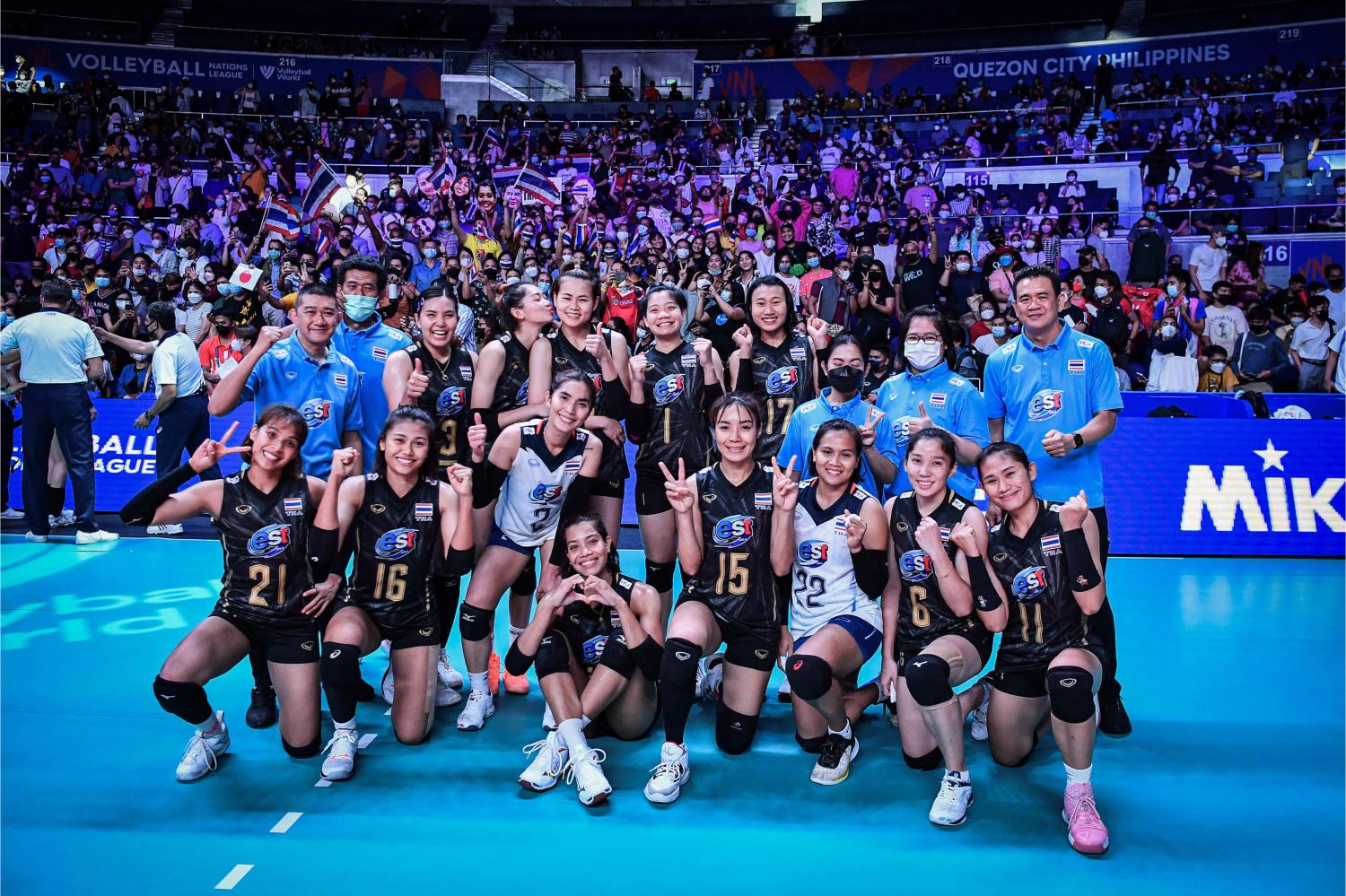 Thailand coach Danai Sriwatcharamethakul, back row right, poses with his players and staff after a Nations League match this year. (Photo: volleyballworld.com)