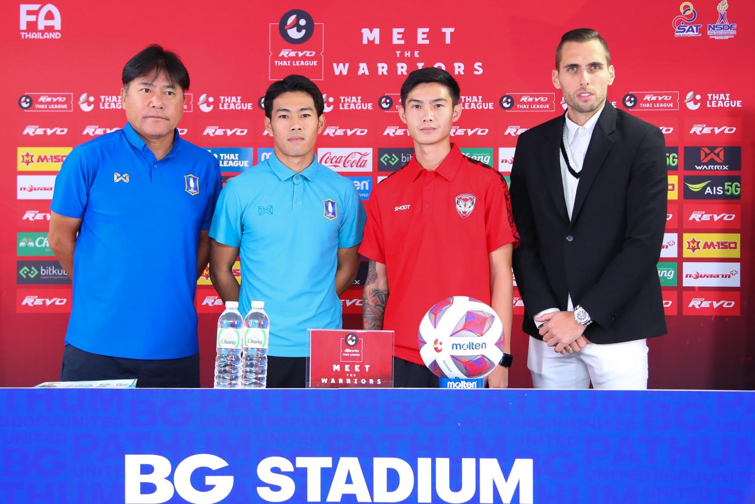 Pathum coach Makoto Teguramori, left, and midfielder Sarach Yooyen, second left, pose with Muang Thong player Saharat Kanyaroj, second right, and coach Mario Gjurovski during a press conference on Friday.