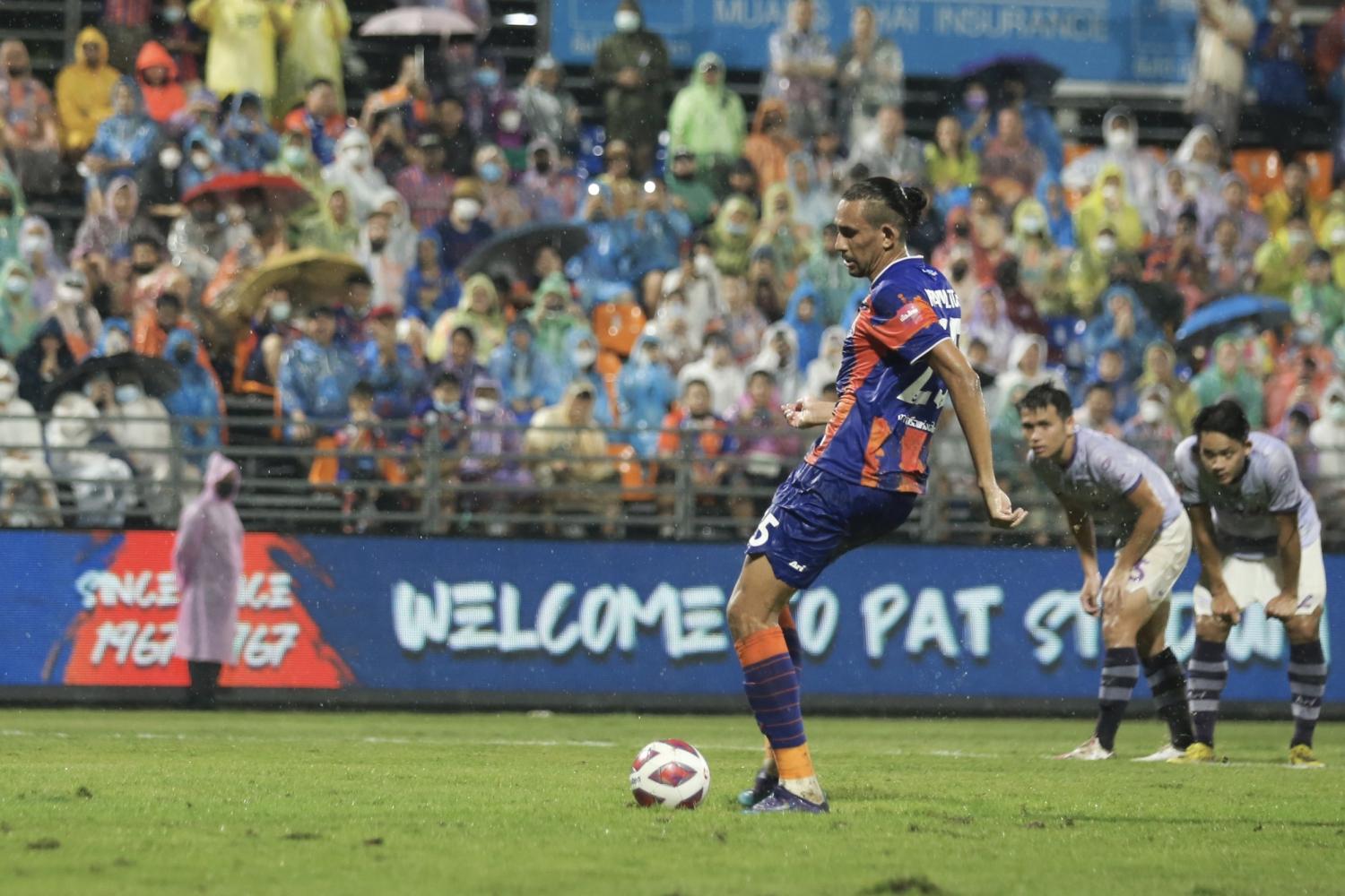 Port's Hamilton Soares scores a penalty against Bangkok United. PR