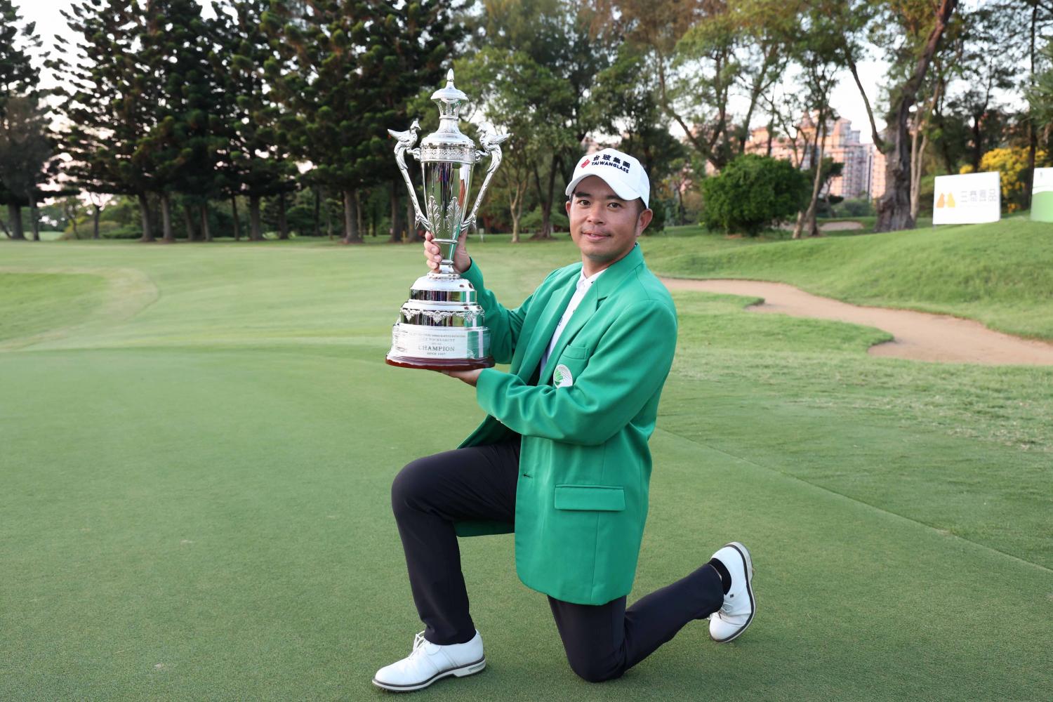 Chan Shih-chang poses with the trophy after winning the US$1million Mercuries Taiwan Masters.  mercuries taiwan masters CHEN So-KoTEL:0932391208